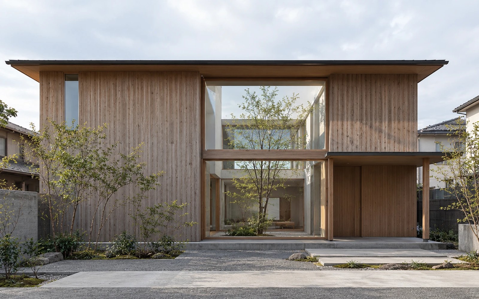 コンクリートの壁に午後の光が落ちる住宅の居間。イメージ写真です。