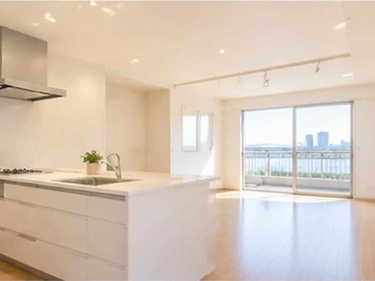 リフォーム済みマンションの明るいキッチン。イメージ写真です。