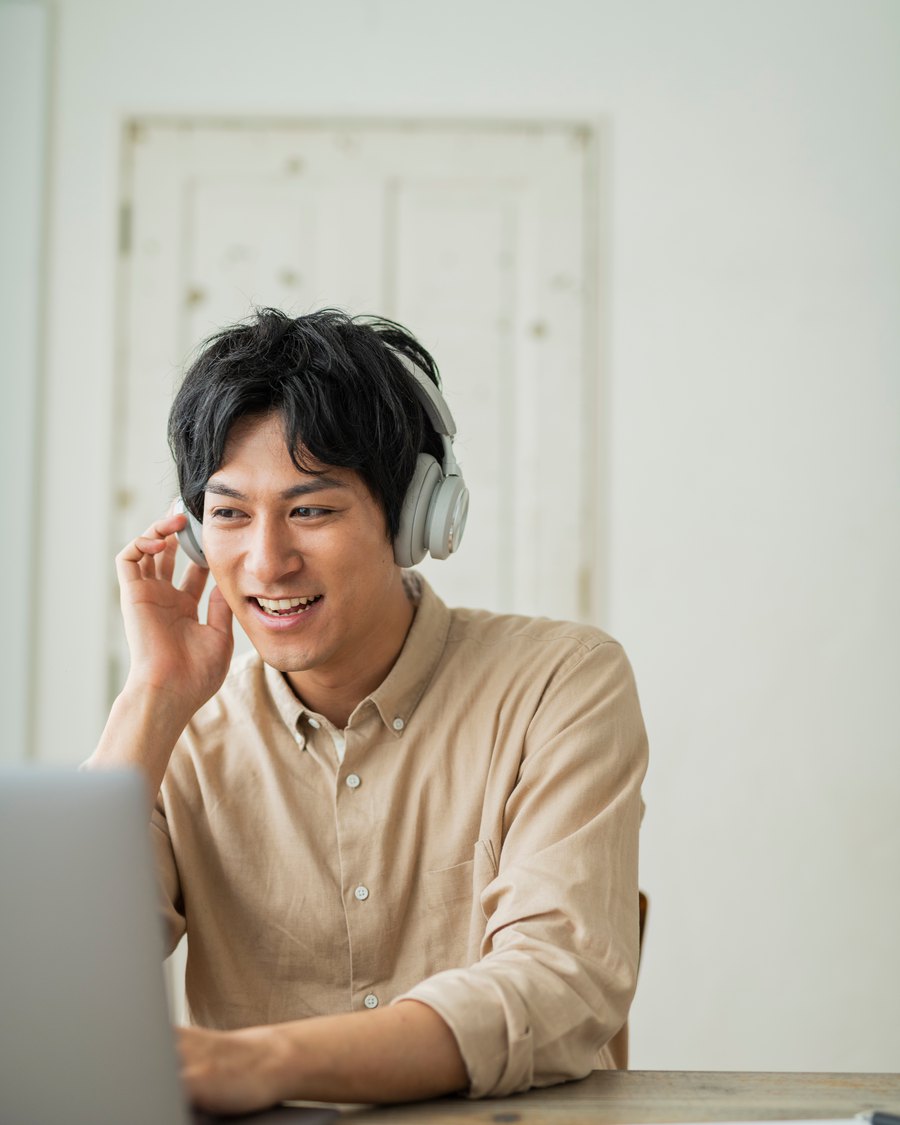 リモートワーク中に自宅のデスクで作業をするエンジニアのイメージ写真