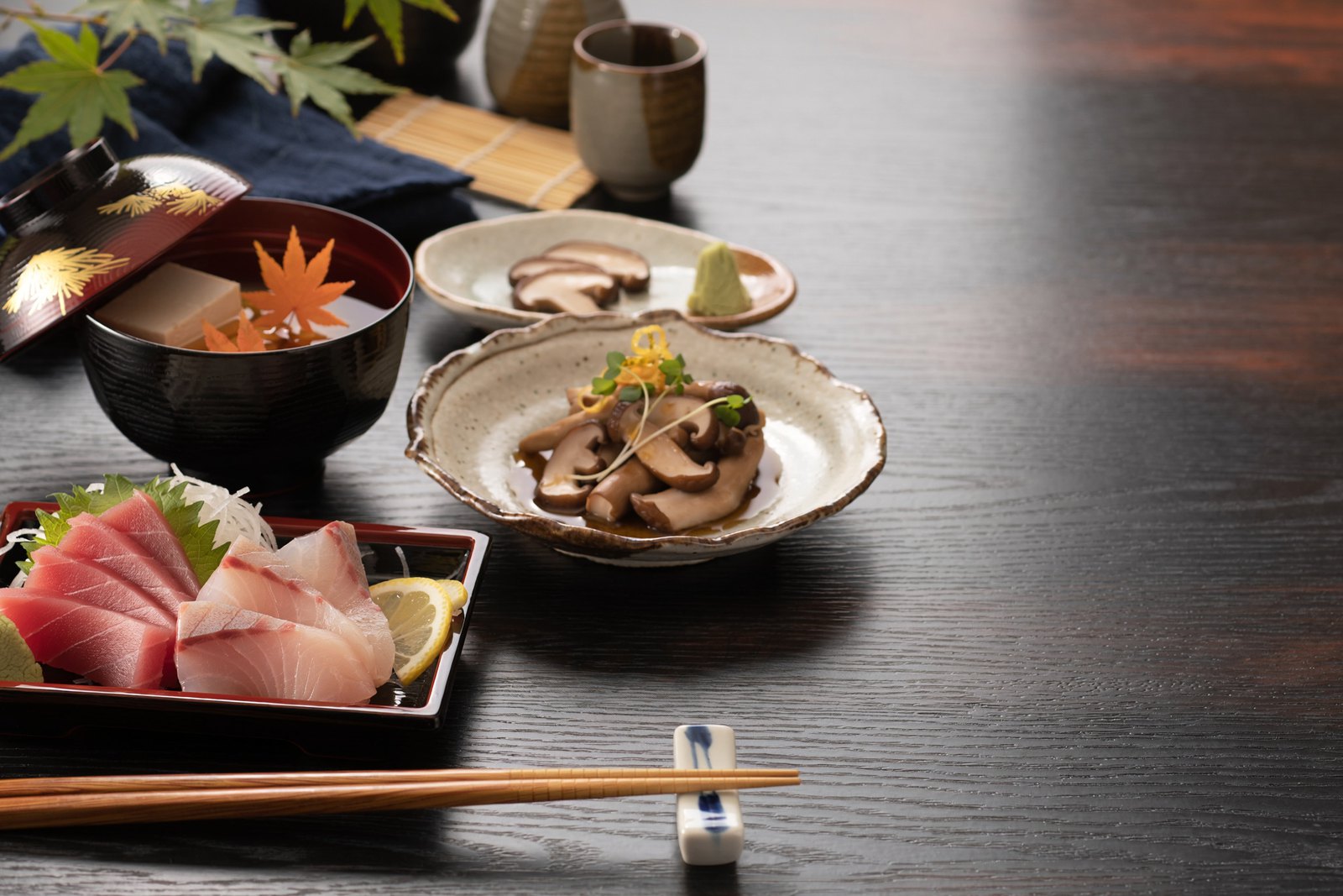 器に盛られた季節の八寸と、炭火で焼いた川魚。イメージ写真です。