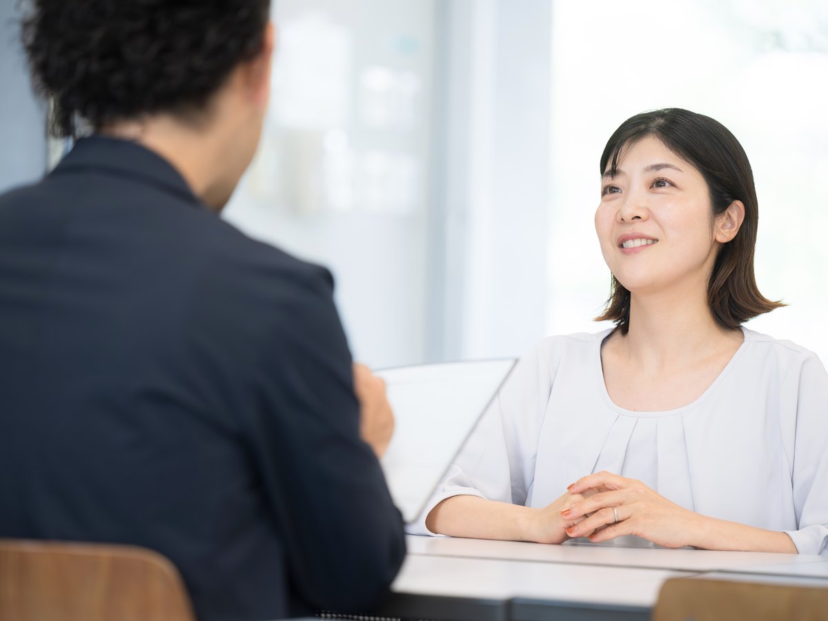 保護者と講師が向かい合って面談している様子。イメージ写真です。