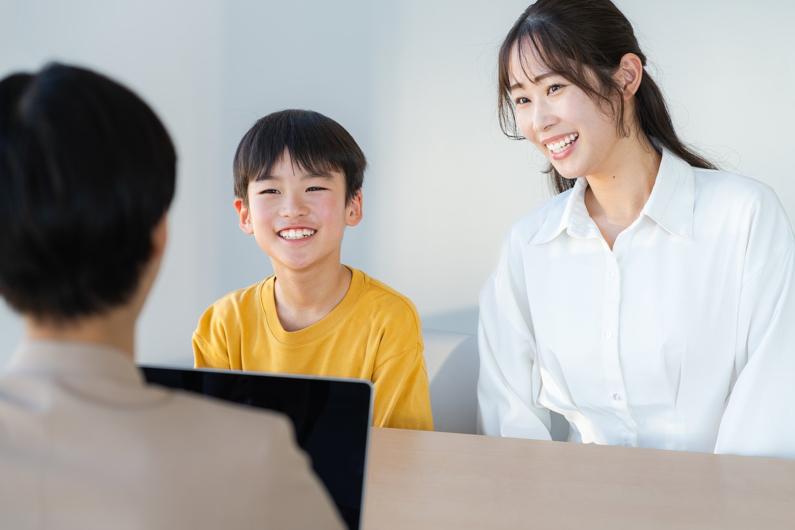 机の上に広げたノートと筆記用具。イメージ写真です。